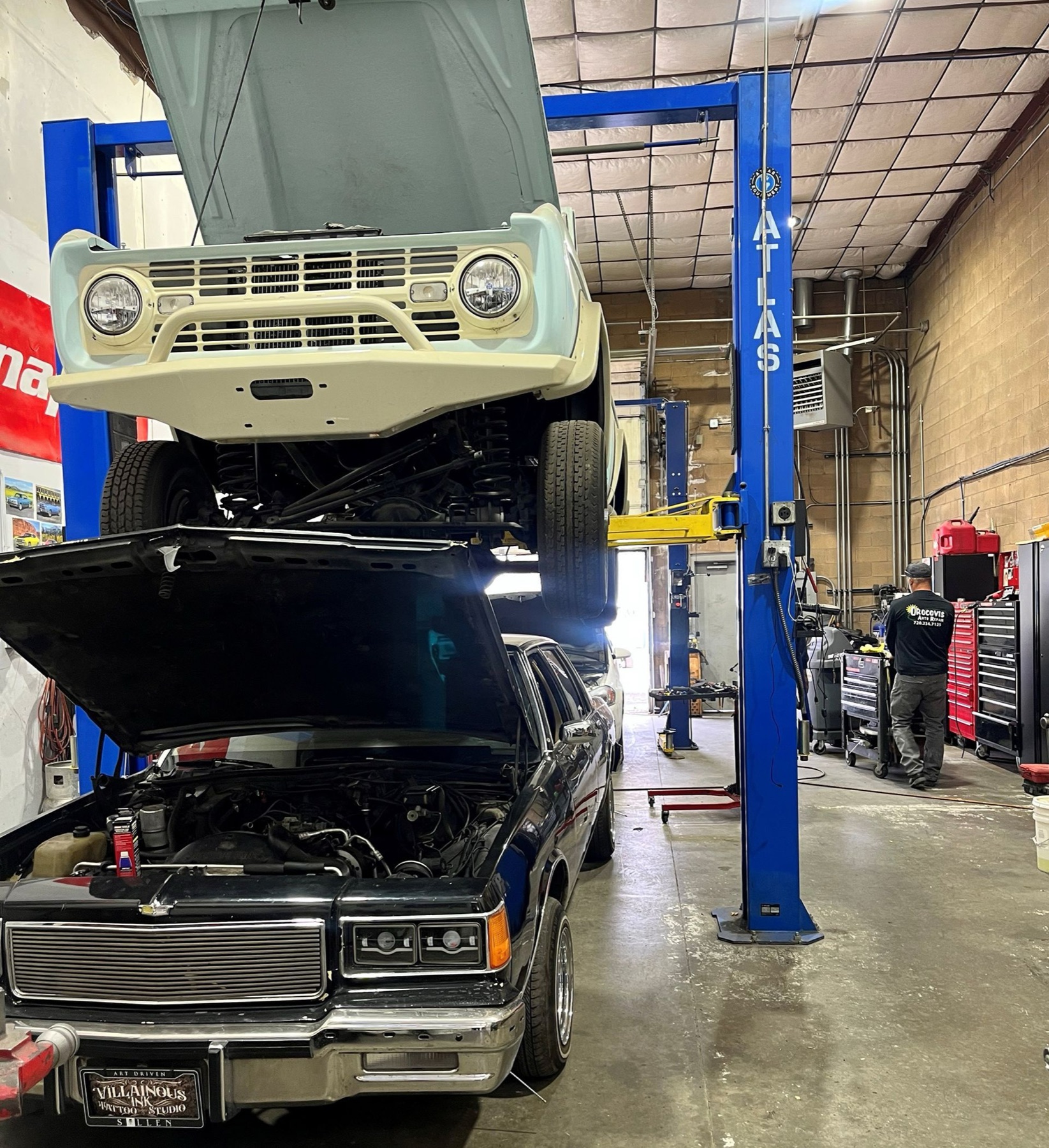 Inside the Orocovis Auto Repair shop