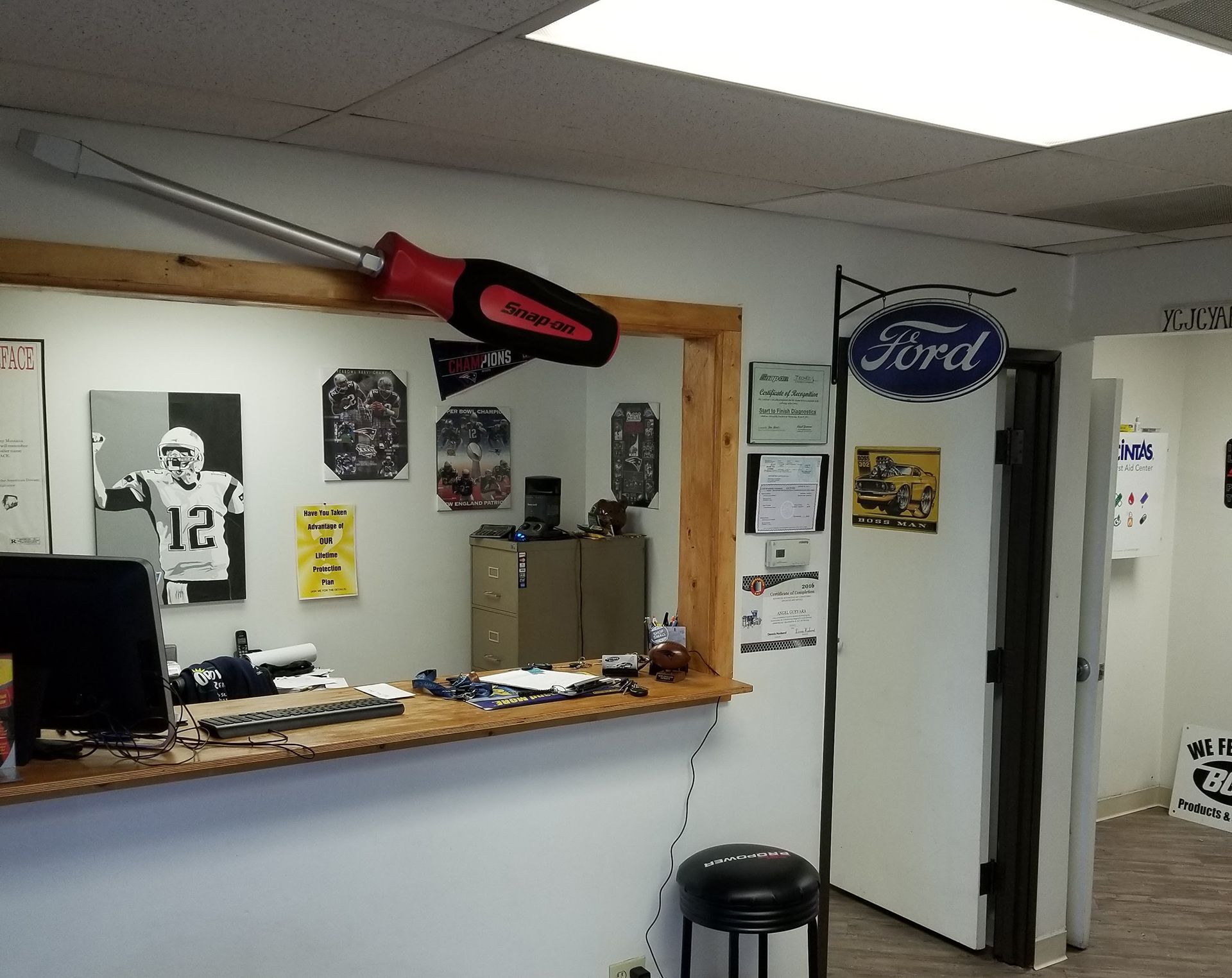 Orocovis Auto Repair shop front desk